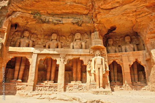 Obraz na plátně Siddhachal Caves or Siddhanchal Jain Collosi  Jain cave monuments and colossal carved into the rock face inside the Urvahi Gate of the Gwalior Fort in Gwalior, India