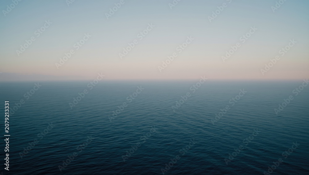 Fototapeta premium Calm ocean surface during twilight hours
