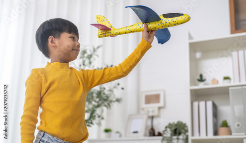 Fotografía Asian little boy playing with the airplane toy, dreaming of becoming a pilot, Cr