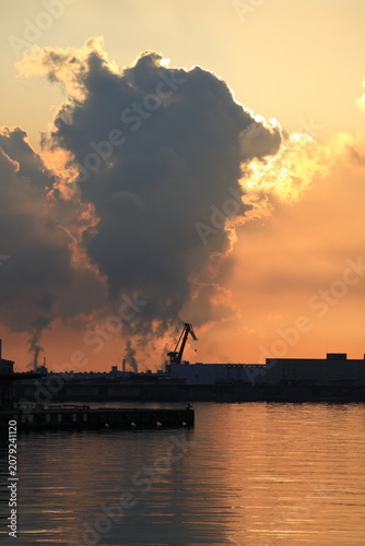 港に沈む夕日