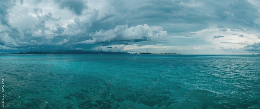 Fototapeta premium Turbulent sea under a cloudy sky at dusk