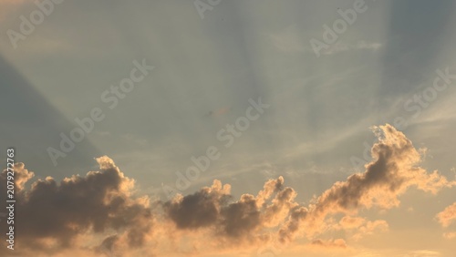 Canvas Print Golden sunset clouds and gentle sun rays in evening sky