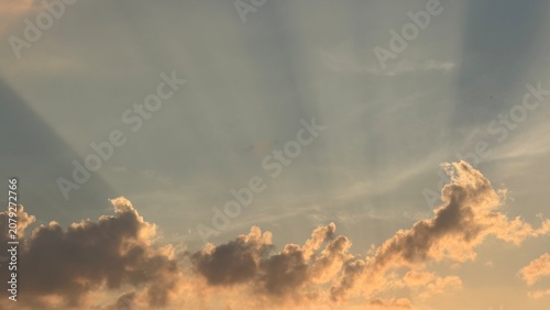 Foto Sunbeams and beautiful golden clouds in evening sky