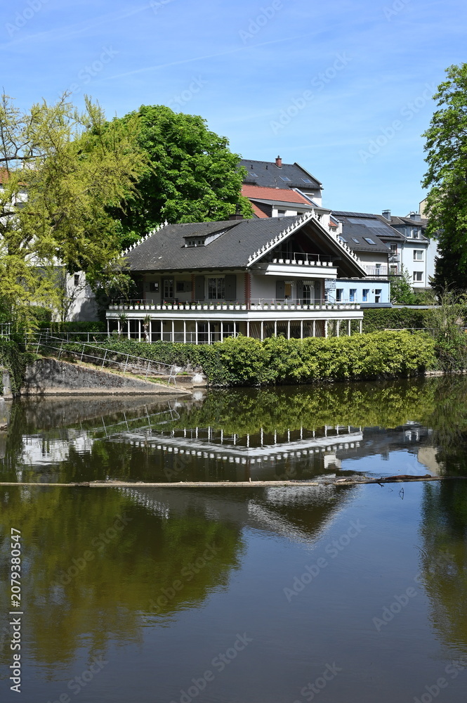 Fototapeta premium Petrihaus an der Nidda in Frankfurt