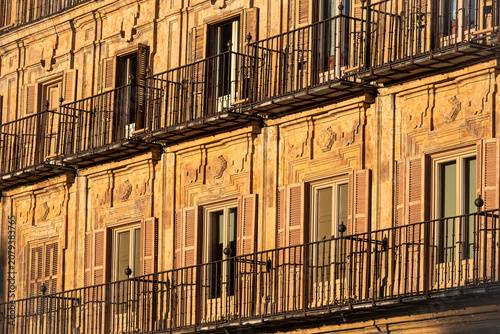 Foto Sunlit balconies and historic facade of Plaza Mayor in Salamanca, Spain