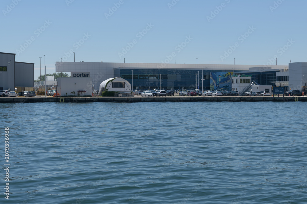 Obraz premium Lake Ontario’s Inner Harbour / Western waterfront waters and wide view of Billy Bishop Island Airport (Porter airlines), Toronto