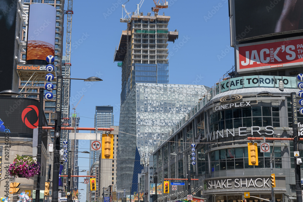 Obraz premium looking northeast on Yonge St from Sankofa Square (Dundas St W), Toronto