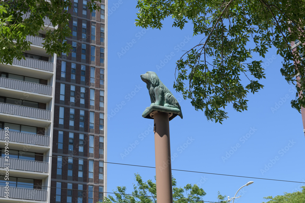 Obraz premium bronze sculpture of a dog on a column (from the series 