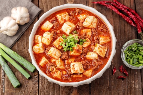 Foto Szechuan mapo tofu in ceramic bowl for spicy Chinese cuisine