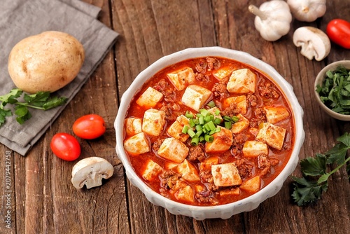 Foto Szechuan mapo tofu in ceramic bowl for spicy Chinese cuisine