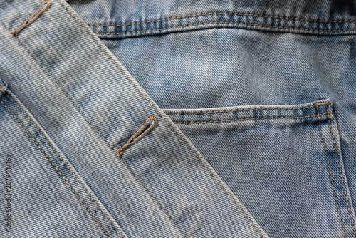 Foto Close-up of blue denim jacket pocket and buttonhole