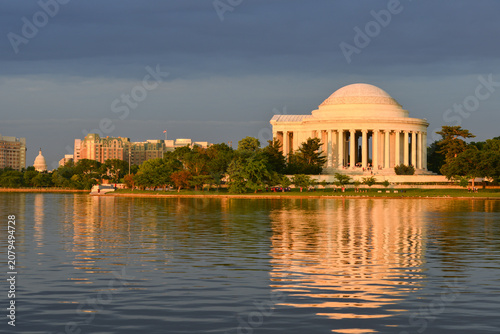 Tableau sur toile Jefferson Memorial in Washington DC United States