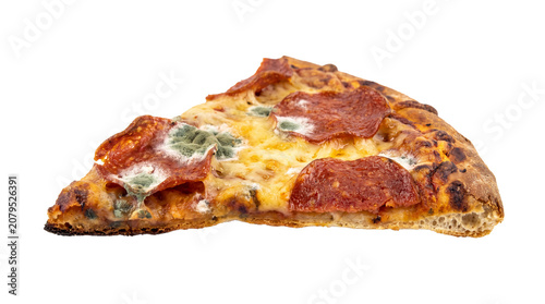 Foto Moldy pepperoni pizza slice with green fungus, spoiled food waste and expired fa