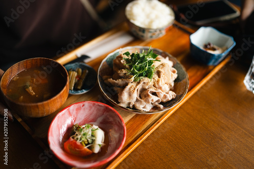 Foto Japanese meal pork rice soup tofu tray wooden table ceramic bowl chopstick garni