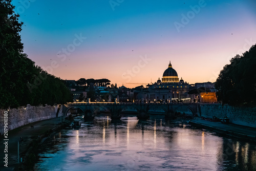 Tableau sur toile Twilight Blue Hour Over Tiber River and Vatican in Rome