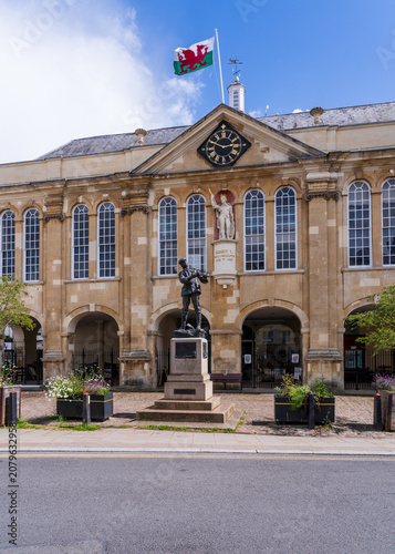 Cuadro en lienzo Historic architecture of Monmouth Civic Hall and Shire Hall in Wales, featuring statues and the Welsh flag