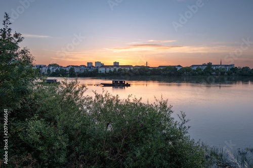 Coucher de soleil coloré sur la Loire et la skyline de Nantes, vue paisible depuis les rives de Saint-Sébastien-sur-Loire
