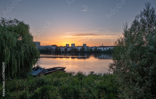 Coucher de soleil coloré sur la Loire et la skyline de Nantes, vue paisible depuis les rives de Saint-Sébastien-sur-Loire