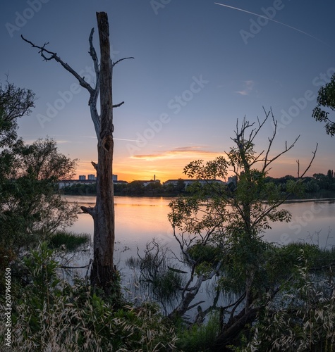Coucher de soleil coloré sur la Loire et la skyline de Nantes, vue paisible depuis les rives de Saint-Sébastien-sur-Loire