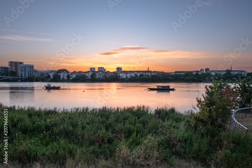 Coucher de soleil coloré sur la Loire et la skyline de Nantes, vue paisible depuis les rives de Saint-Sébastien-sur-Loire
