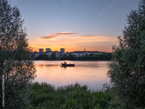 Coucher de soleil coloré sur la Loire et la skyline de Nantes, vue paisible depuis les rives de Saint-Sébastien-sur-Loire