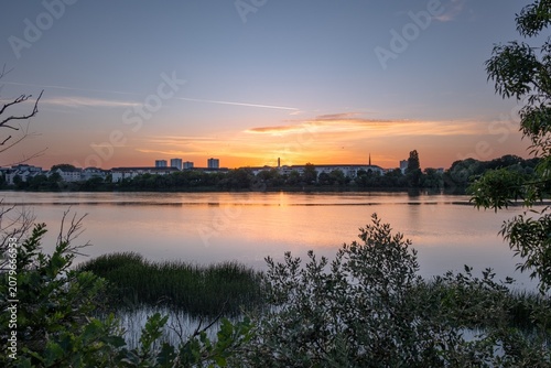Coucher de soleil coloré sur la Loire et la skyline de Nantes, vue paisible depuis les rives de Saint-Sébastien-sur-Loire
