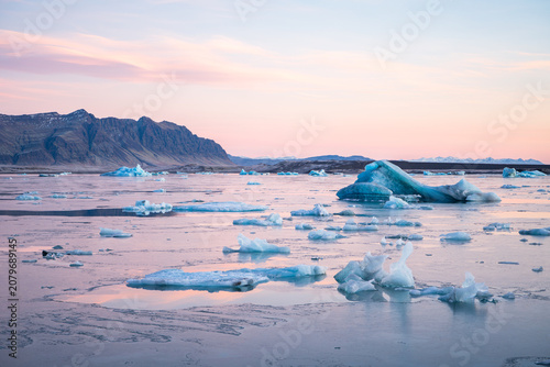 Canvas Print Blue icebergs floating in Jokulsarlon glacial lagoon at pastel sunset