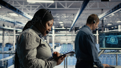 Tableau sur toile Data center colleagues use AI tools to help customers resolve website hosting problems and service interruptions