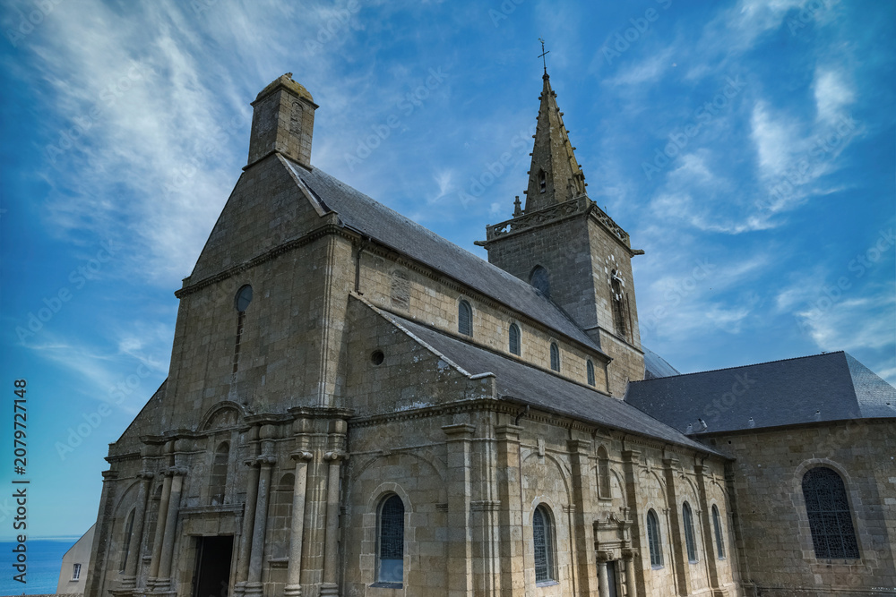 Fototapeta premium Saint-Malo, beautiful city in Brittany, the Saint-Vincent cathedral in the historic center 