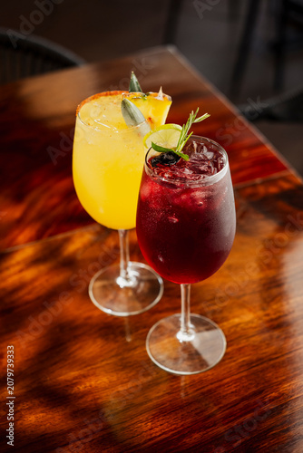 Dos cocteles en una mesa de madera