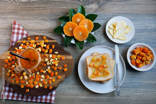 Fotografía To make orange peel jam, the white pith of the orange needs to be removed