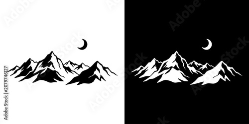 Foto A serene mountain landscape under a crescent moon at night with snow-capped peaks
