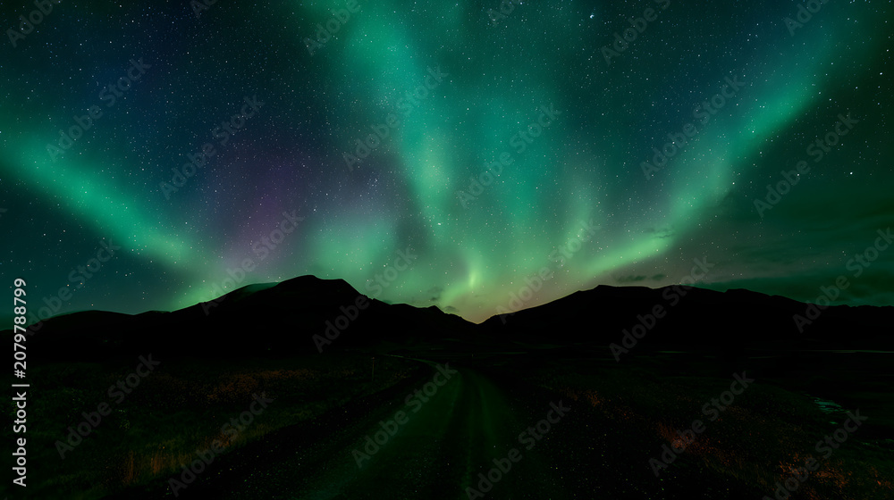 Fototapeta premium Capture the Northern Lights on an Icelandic Campervan Journey: A Stellar Photography Expedition Under the Night Skies
