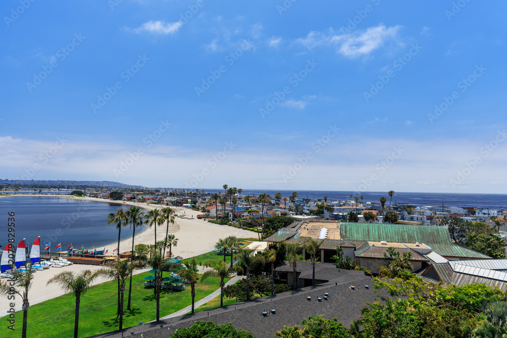 Obraz premium Aerial view of the beautiful Sail Bay shoreline with sandy beaches, coastal buildings and the ocean horizon, San Diego, California