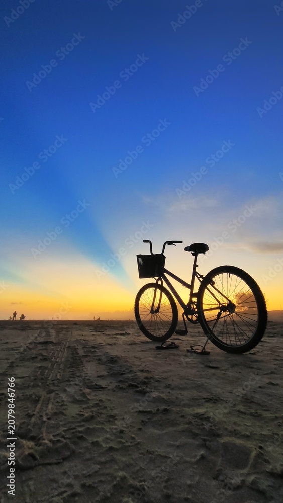 Fototapeta premium Pedalada do pôr