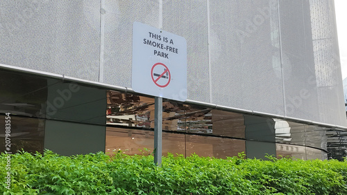 Fotografie Smoke-free park sign near building in urban area