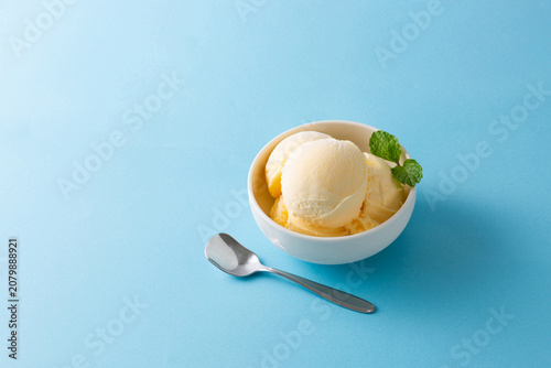 青い背景に冷たいバニラアイスクリーム