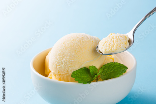 バニラアイスクリームをスプーンですくう