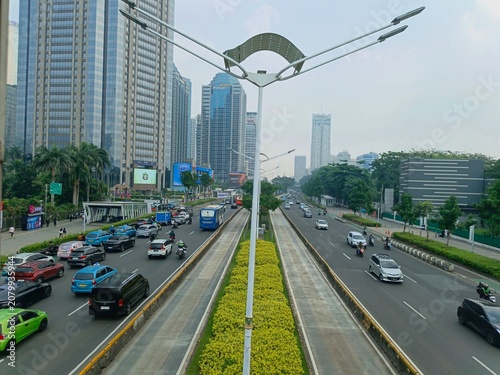 Tableau sur toile Gridlock vehicle congestion on main metropolitan boulevard during peak rush hour