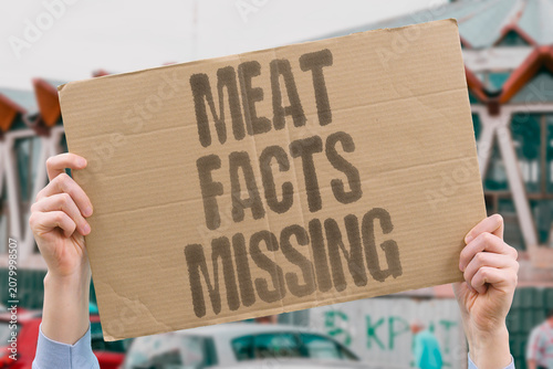 Fotografía "Meat facts missing" Essential information is absent from packaging