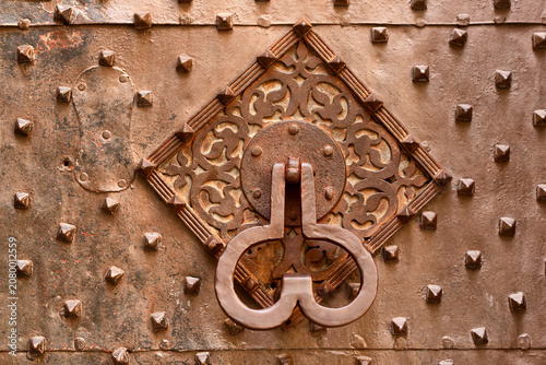 Foto Door knocker on a exetrior building door of a historic building in Genova