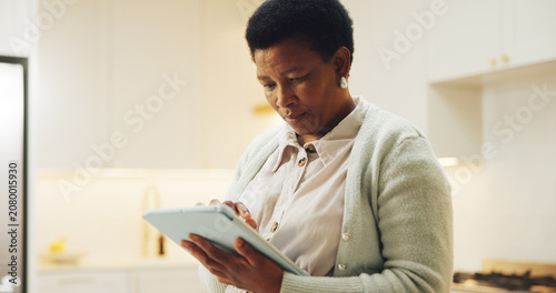 Foto Ebook, search or black woman in house with tablet, online library or scroll on storytelling platform