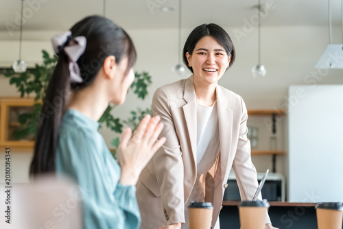 Cuadro en lienzo Businesswomen attending meetings and conferences (praising, commending, promotin