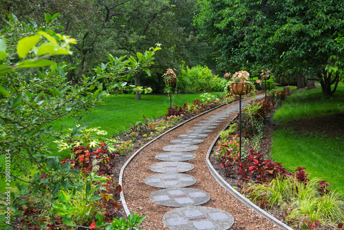 Foto Winding path through lush Dow Gardens summer landscape in Michigan