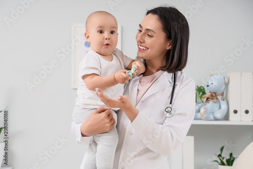 Young female pediatrician w...