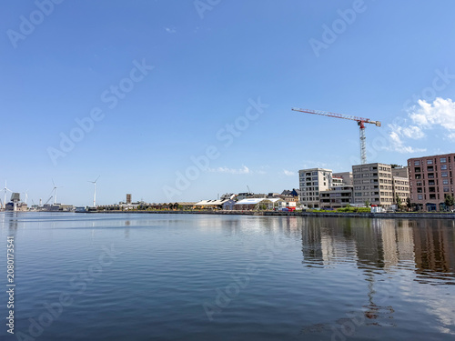 Antwerpen, België – Willemdok Waterfront with Construction Crane and Urban Development on Sunny Day