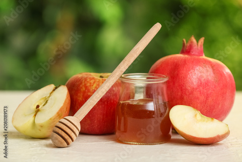 Honey with apples and pomeg...