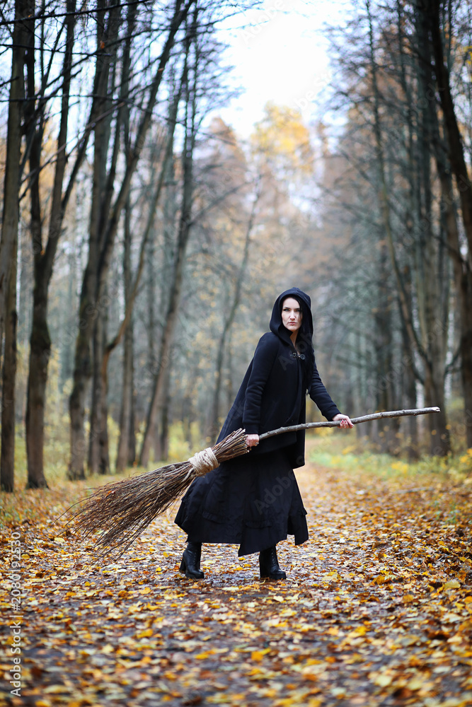 Obraz premium A woman in a witch suit in a forest