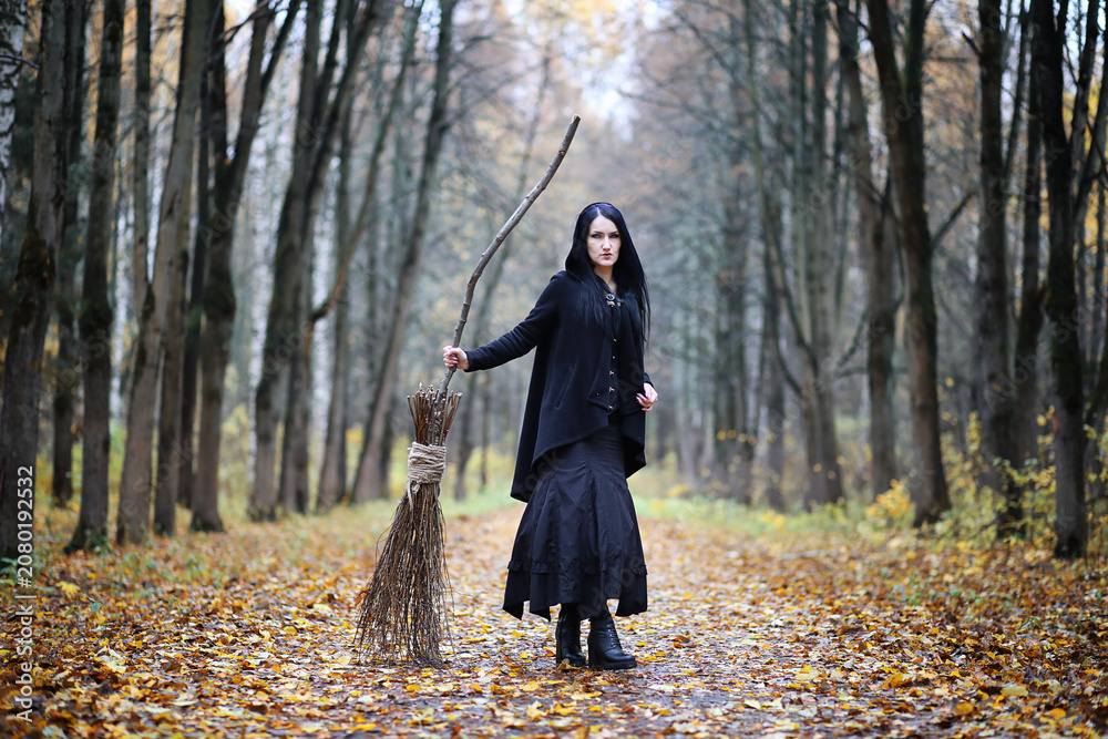 Obraz premium A woman in a witch suit in a forest