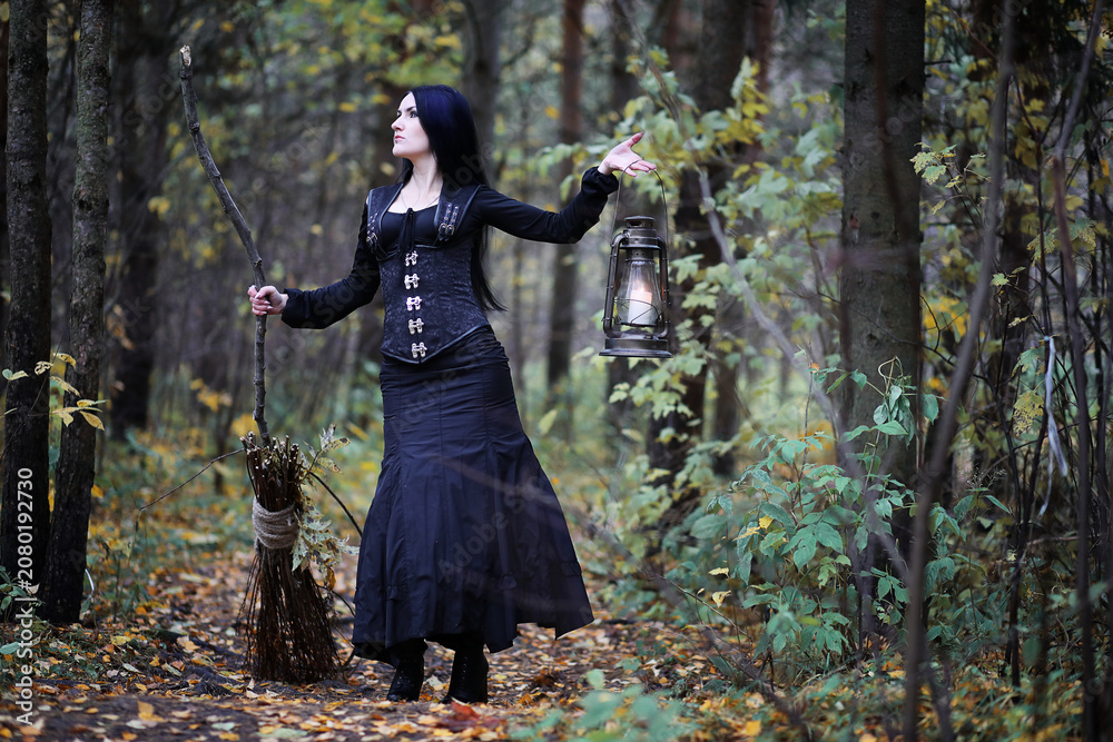 Obraz premium A woman in a witch suit in a forest